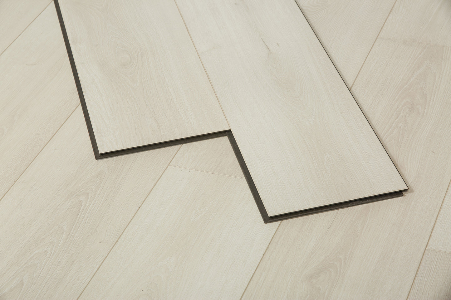 Oakverse Ariel Oak EIR 12 mm T x 9.3" W Uniclic HDF AC5 EIR Waterproof Laminate Wood Flooring (23.32 sq. ft./case)